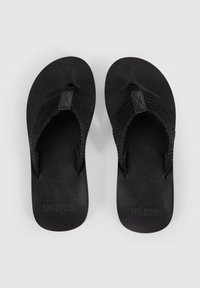 Svarta flip-flops med en strukturerad matt yta, med flätade remmar och en rektangulär detalj nära tåposten. Varumärket syns på sulan.