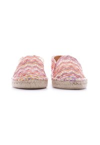 Chaussures slip-on tissées avec des fils multicolores en rose, orange et violet, dotées d'une semelle en jute naturel et d'un design à bout rond.