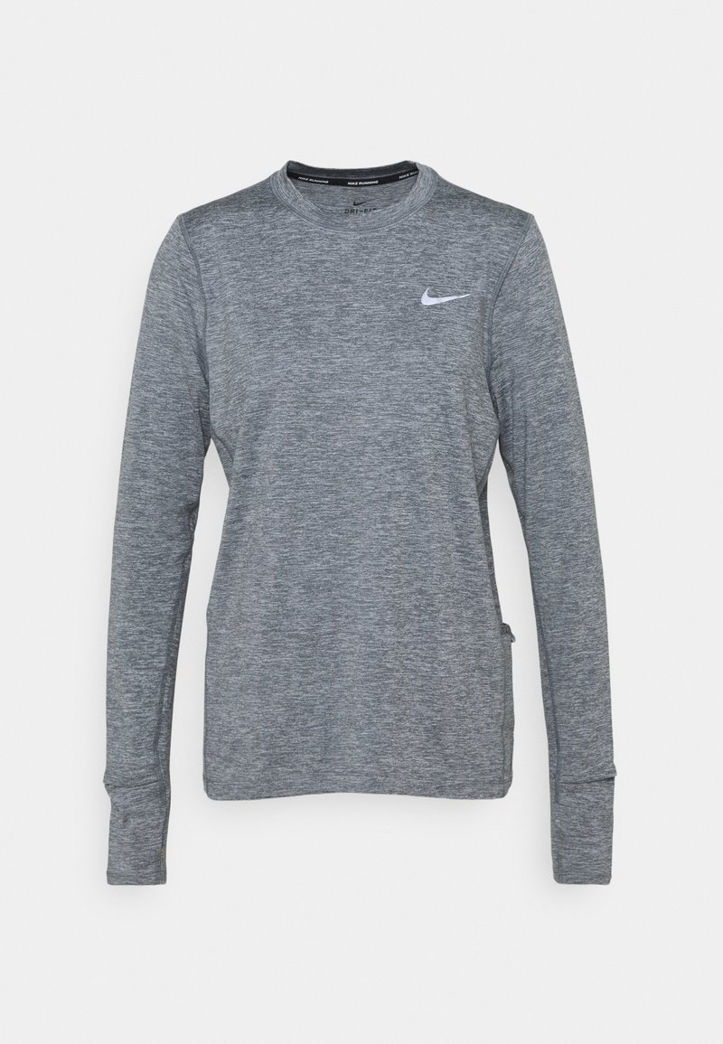 Harmaa pitkähihaisen urheilupaita, joka on valmistettu kosteusohjaavasta kankaasta. Paidassa on pyöreä pääntie ja pieni valkoinen Nike-logo rintamuksessa.