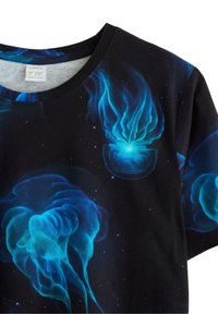 Sort t-shirt med et glow-in-the-dark design af en medusa i blå nuancer. Korte ærmer, rund halsudskæring og blød stoftekstur.