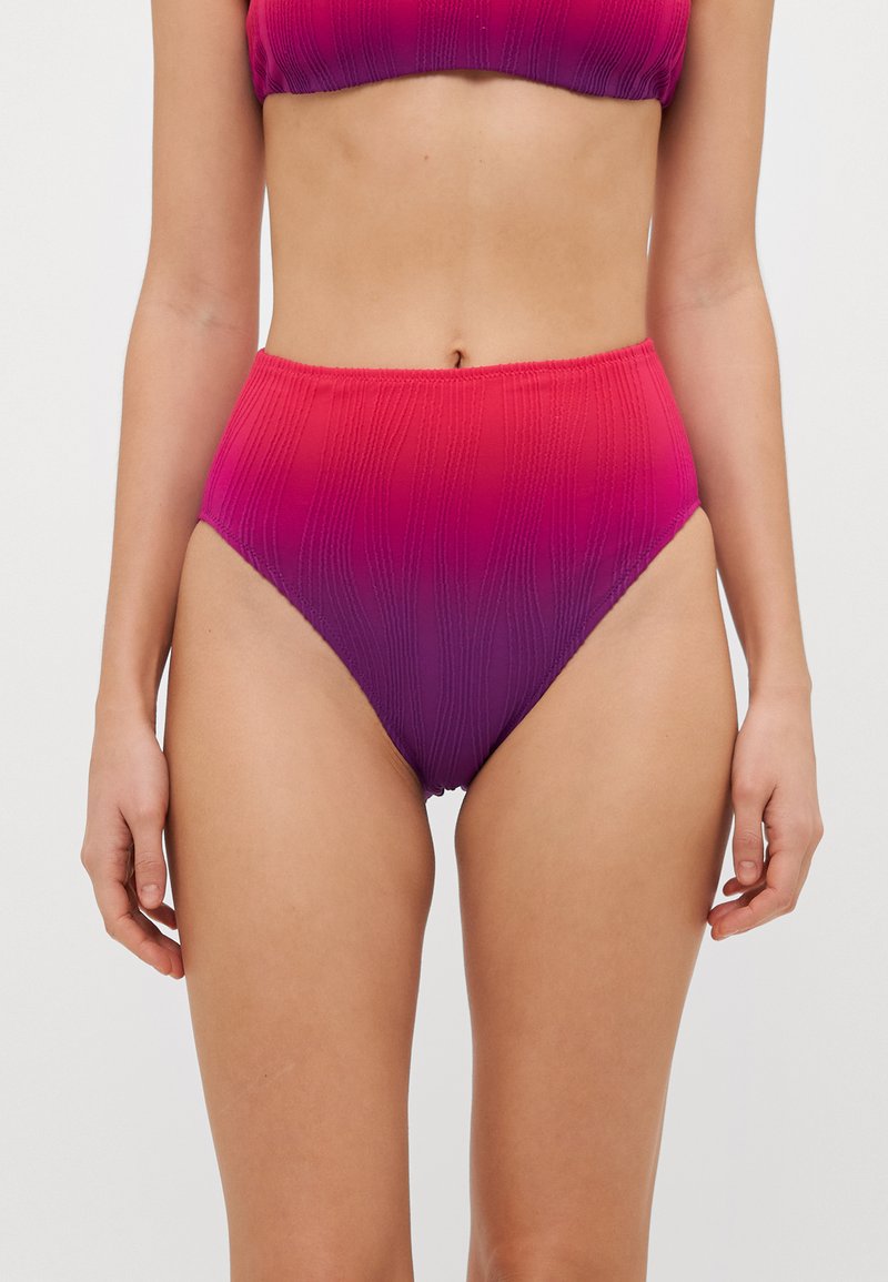 Aukšto liemens bikini kelnaitės su gradientu nuo rožinės iki purpurinės, tekstūruota raukinukų medžiaga ir elastingas juosmuo, užtikrinantis tvirtą prigludimą.