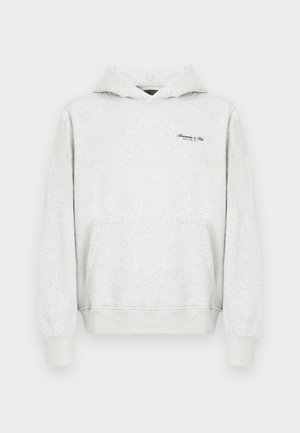 Gaiši pelēks džemperis ar kapuci, izgatavots no kokvilnas maisījuma, ar priekšējo kangaroo kabatu, ribotām aprocēm un mazu logotipu kreisajā krūtīs.