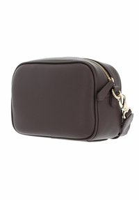 Sac rectangulaire en cuir marron texturé avec une fermeture éclair et une boucle dorées, doté d'une sangle amovible et d'une finition lisse et durable.