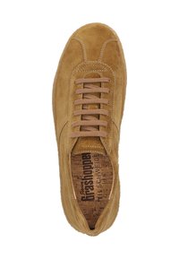 Baskets en suède marron avec un bout arrondi, lacets beiges et semelle intérieure en liège. Présente des détails de couture sur les côtés et un bord rembourré.