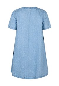 Denimimekko vaaleansinisessä värissä, jossa on lyhyet hihat, pyöreä kaula-aukko ja kukkakuosi. Vaatteen malli on lievennetty, ja helman sivuilla on halkioita.
