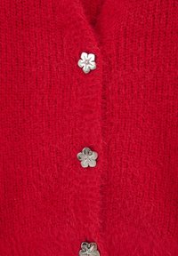Raudonas megztas kardiganas su pūkuota tekstūra, V formos iškirpte ir dekoratyviniais sidabro spalvos gėlės formos mygtukais su brangakmenio centru.