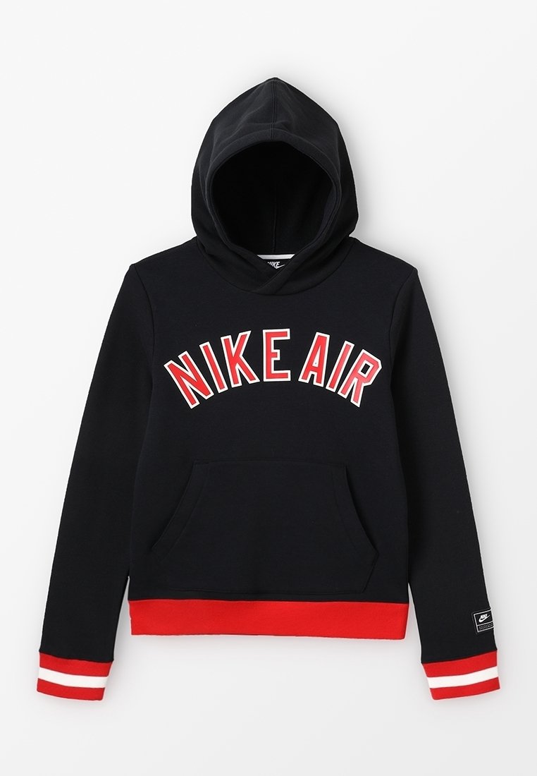 Černá mikina Nike Air s klokáním kapsou. Má výrazné bílé a červené logo, červené manžety a kapuci se šňůrkou. Materiál z bavlněné směsi.