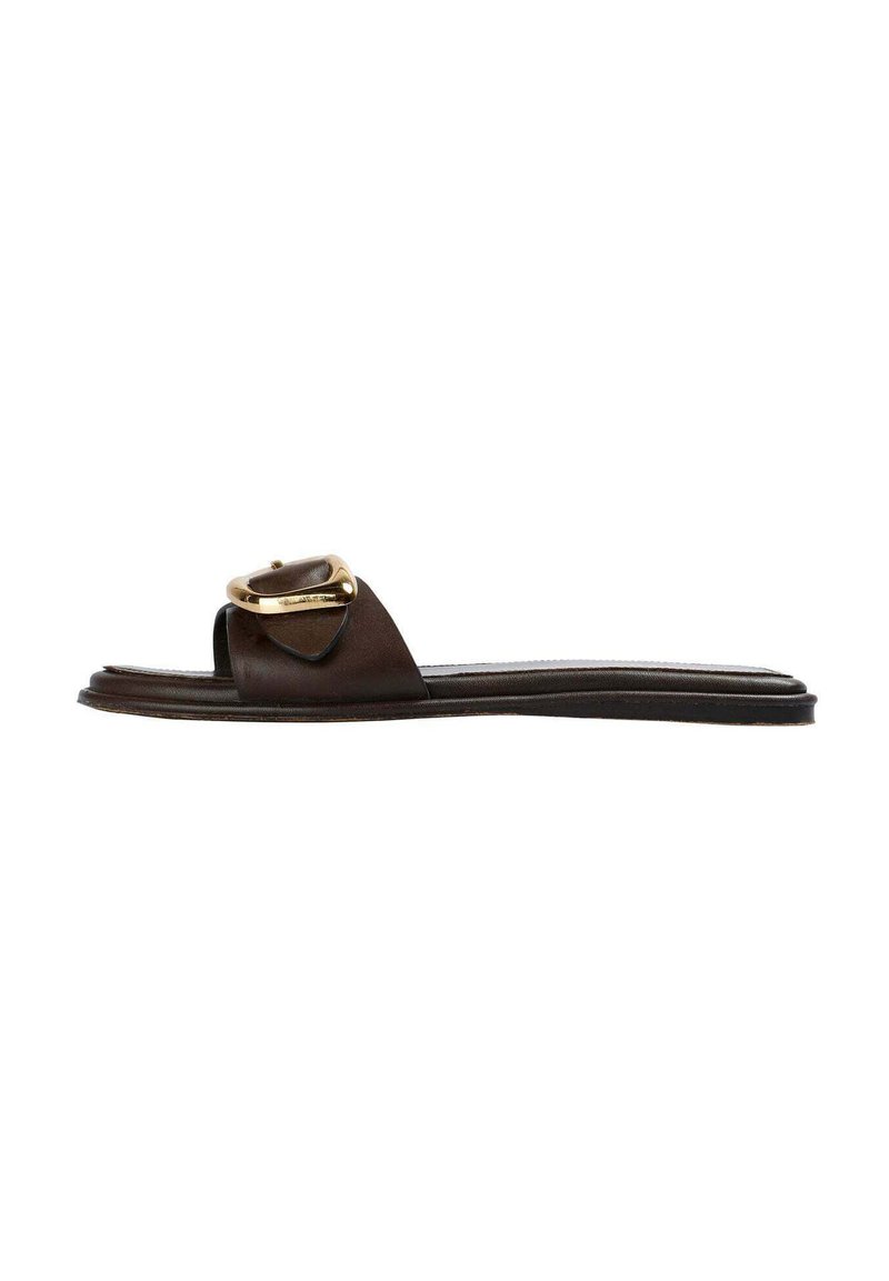 Brun læder slide sandal har et bredt bånd med en guld spænde detalje, flad sål og minimalistisk design. Glat tekstur.