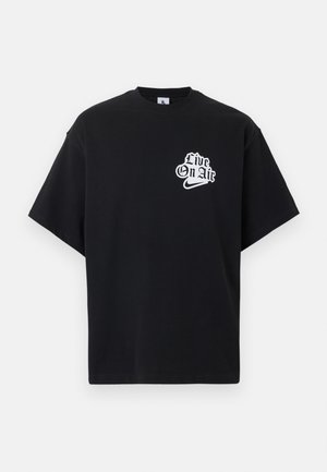 Tricou negru cu mâneci scurte și guler rotund, cu text alb "Live On Air" și logo-ul Nike Swoosh pe pieptul stâng.