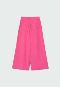 Różowe spodnie z szerokimi nogawkami i elastycznym pasem, z dwoma kieszeniami z tyłu oraz gładką, lekką fakturą materiału.