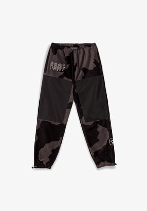 Fleece joggers in zwart en grijs camouflagepatroon met contrasterende zwarte panelen, elastische tailleband en koord, voorzien van geborduurd "GRMY."