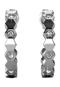 Orecchini esagonali argentati con forme alternate e gemme trasparenti incorporate, che riflettono la luce. Il design presenta una texture lucida.