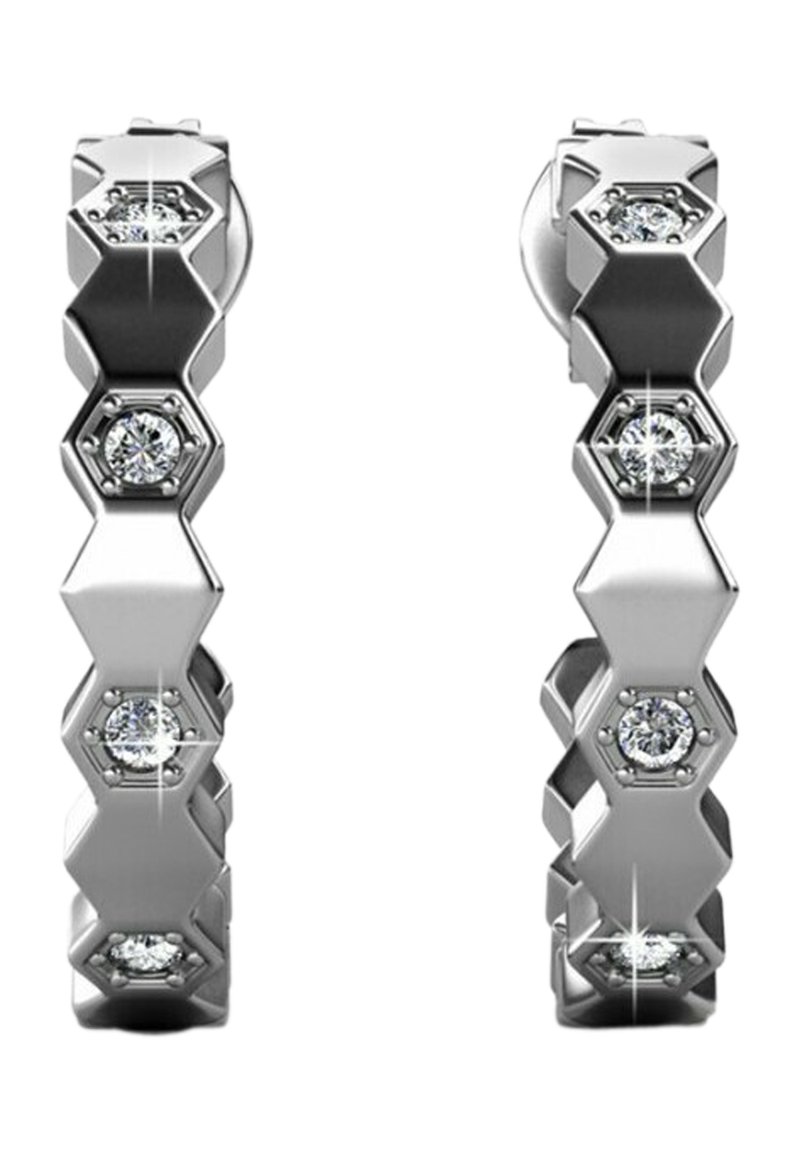 Orecchini esagonali argentati con forme alternate e gemme trasparenti incorporate, che riflettono la luce. Il design presenta una texture lucida.