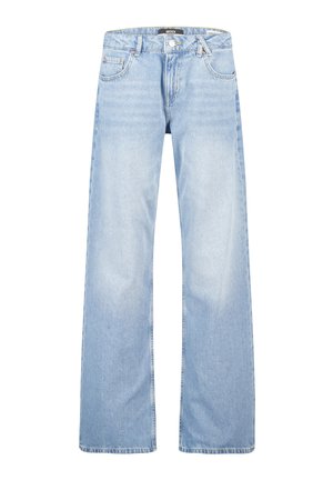 Lichtblauwe rechte denimjeans met voorzakken, riemlussen en een knoop- en ritssluiting, weergegeven tegen een witte achtergrond.