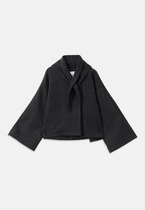 Chaqueta de mezcla de lana gris oscuro con mangas anchas, cuello chal y diseño corto. Presenta una textura suave con un acabado limpio.