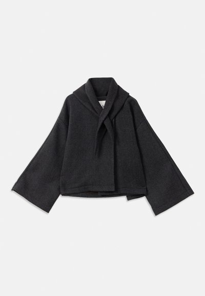 Σκούρο γκρι μπουφάν από μείγμα μαλλιού με φαρδιές μανίκες, πουά γιακά και cropped σχέδιο. Διαθέτει λεία υφή με καθαρό φινίρισμα.