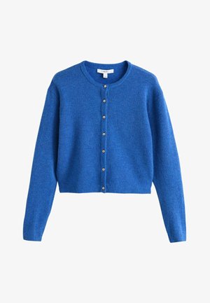 Modrý dlhý rukáv krátky kardigán s okrúhlym výstrihom a siedmimi malými zlatými gombíkmi po celej prednej strane, vyrobený z mäkkej pleteniny.