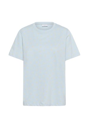 T-shirt bleu clair à manches courtes en tissu doux, présentant un motif de petits cœurs jaunes sur toute la surface. Encolure ronde avec ourlet cousu.