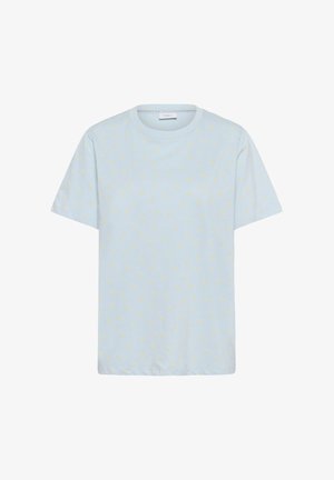 Lichtblauw T-shirt met korte mouwen van zacht stof, met een patroon van kleine gele hartjes overal. Ronde hals met een gestikte zoom.