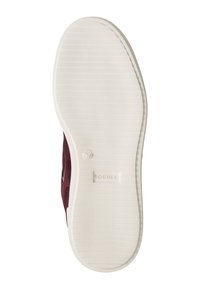 Bordowy but z białą gumową podeszwą, z teksturowaną powierzchnią, wygrawerowanym logo oraz poziomymi rowkami zapewniającymi przyczepność.