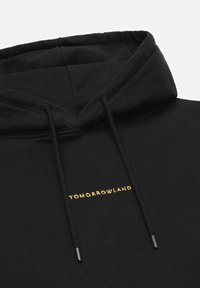 Zwarte hoodie met aantrekkoorden, met in het geel geborduurd "TOMORROWLAND" gecentreerd op de borst.