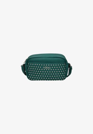 Groene faux leren crossbody tas met zilveren studs op de voorkant, ritsluiting en een verstelbare schouderband. Compact rechthoekig ontwerp.