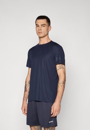 T-shirt de sport bleu marine à manches courtes et col rond, fabriqué à partir d'un tissu lisse ; présente des accents de logo sur la manche.