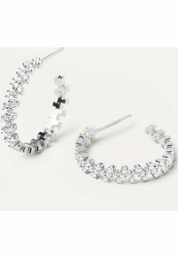 Orecchini a cerchio in argento con un gruppo di sfaccettature rotonde e quadrate alternate, adornati con piccoli cristalli trasparenti lungo il bordo esterno.