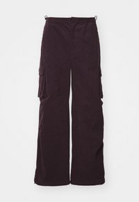 Pantaloni cargo cu picioare largi din catifea corb cu lățime întunecată, cu buzunare laterale, o talie elastică și cusături minime pentru o potrivire relaxată.