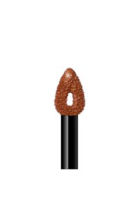 Applicatore di rossetto liquido marrone con una punta a forma di goccia fuzzy, attaccato a un manico nero elegante. Texture liscia, senza modelli visibili.