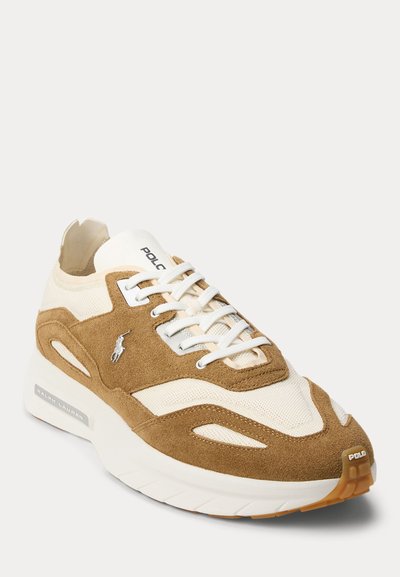 Bézs és barna színű, velúr és hálós anyagból készült sportcipő fehér fűzővel, Polo logóval az oldalon és az orrán, valamint Ralph Lauren márkajelzéssel a talpon.