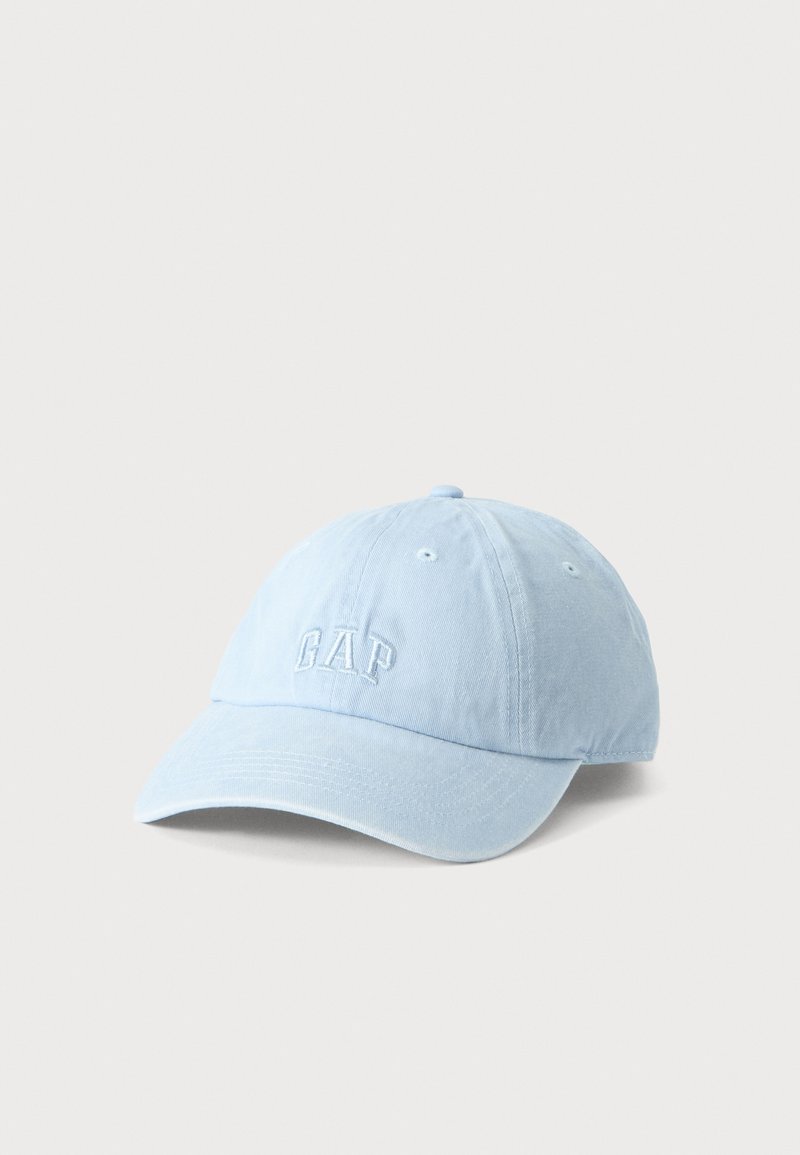 Casquette de baseball bleu clair à visière courbée et "GAP" brodé en lettres blanches sur le devant, sur fond uni.