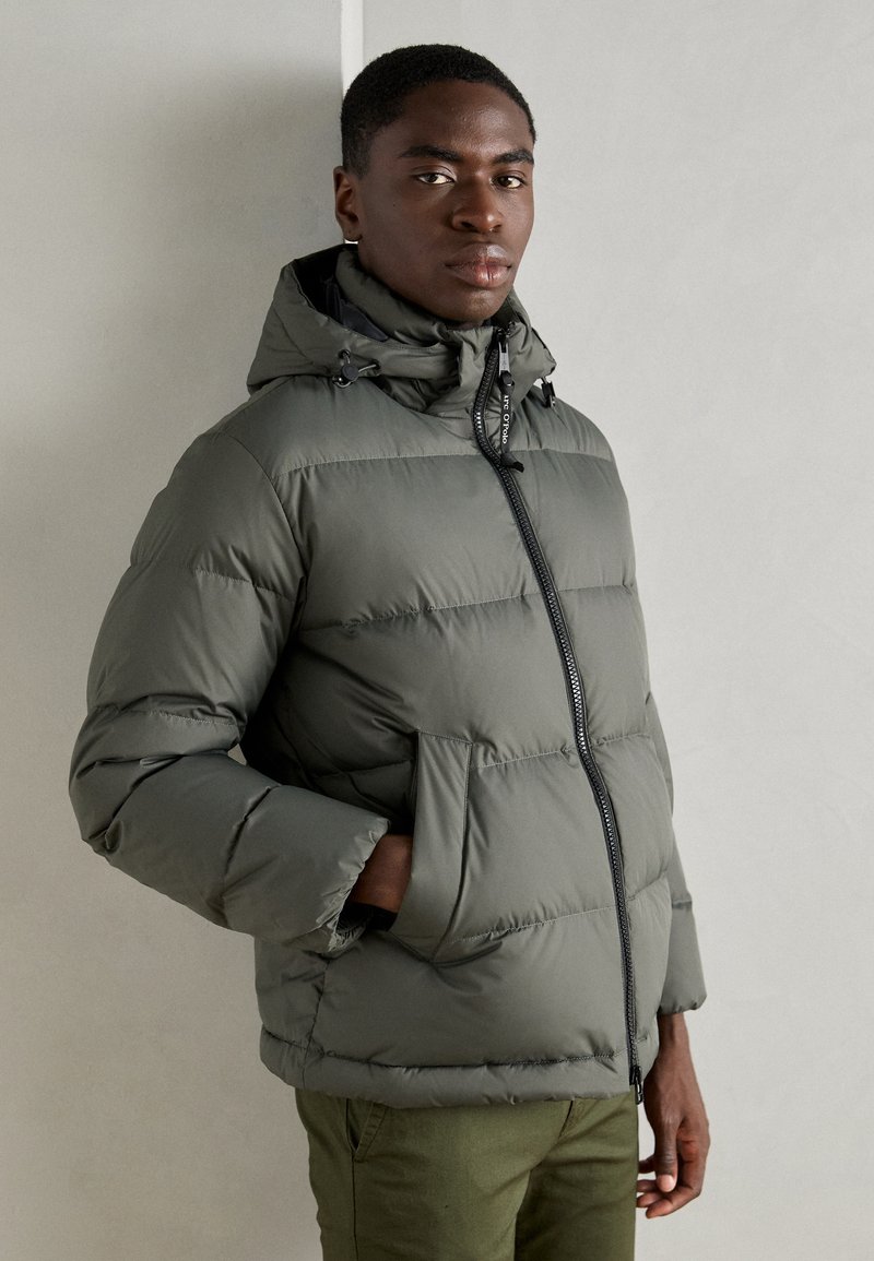 Marc O'Polo - JACKET PUFFER ESSENTIALS SHORT - Down jacket - copley brown, Enlarge