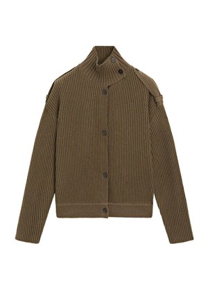 Cardigan kaki côtelé avec un col cheminée, doté de boutons noirs sur le devant et à l'épaule, confectionné dans un matériau en maille texturée.