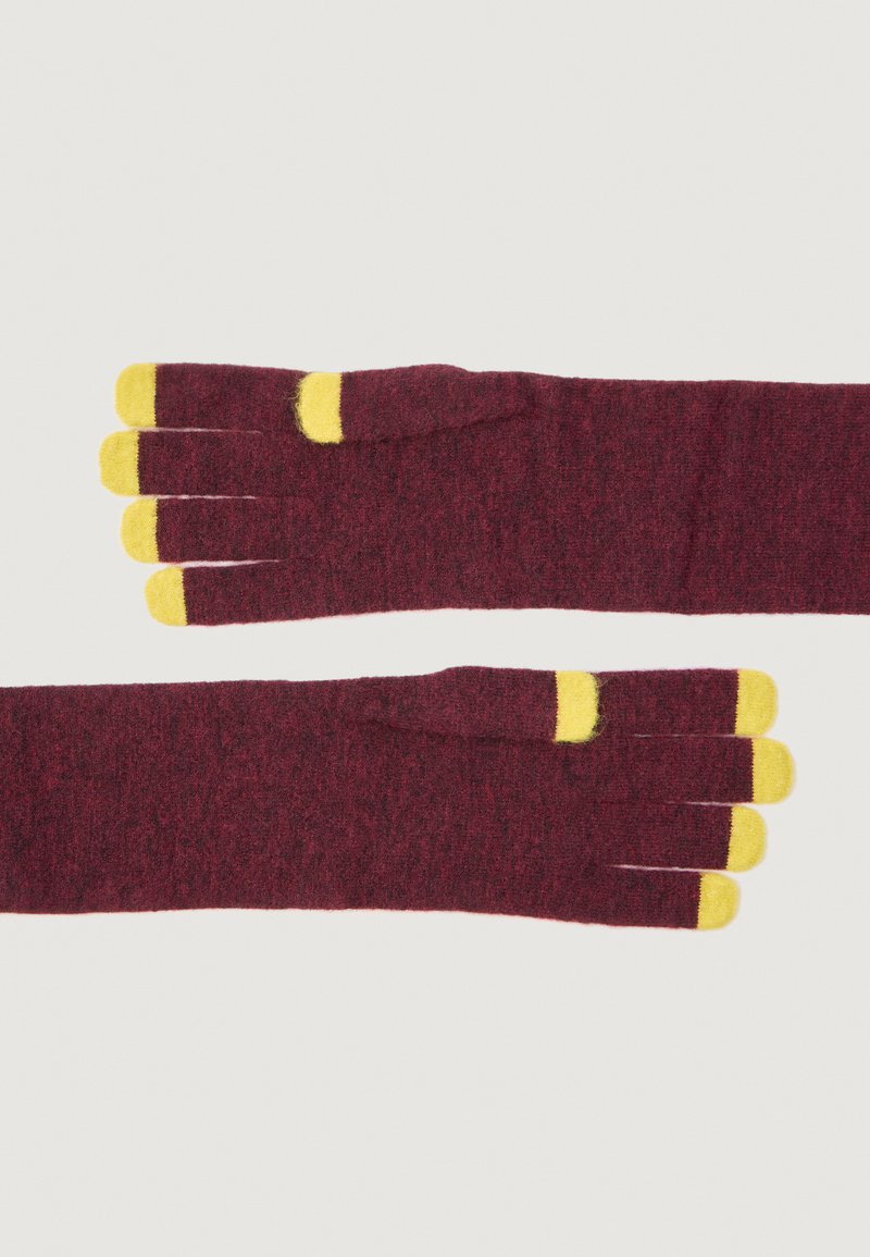 Burgunderfarbene fingerlose Handschuhe mit gelben Spitzen, aus weichem Strickmaterial, mit nahtlosem Design und strukturierter Oberfläche.