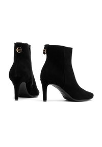 Czarne zamszowe botki za kostkę z ostrym noskiem, smukłym wysokim obcasem, bocznym zamkiem błyskawicznym i złotymi detalami. Gładka tekstura i elegancki design.