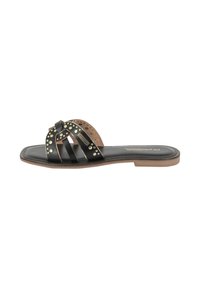 Infradito in pelle nera con accento color cuoio, caratterizzati da cinturini incrociati ornati con borchie dorate e una soletta texturizzata. Design con suola piatta.