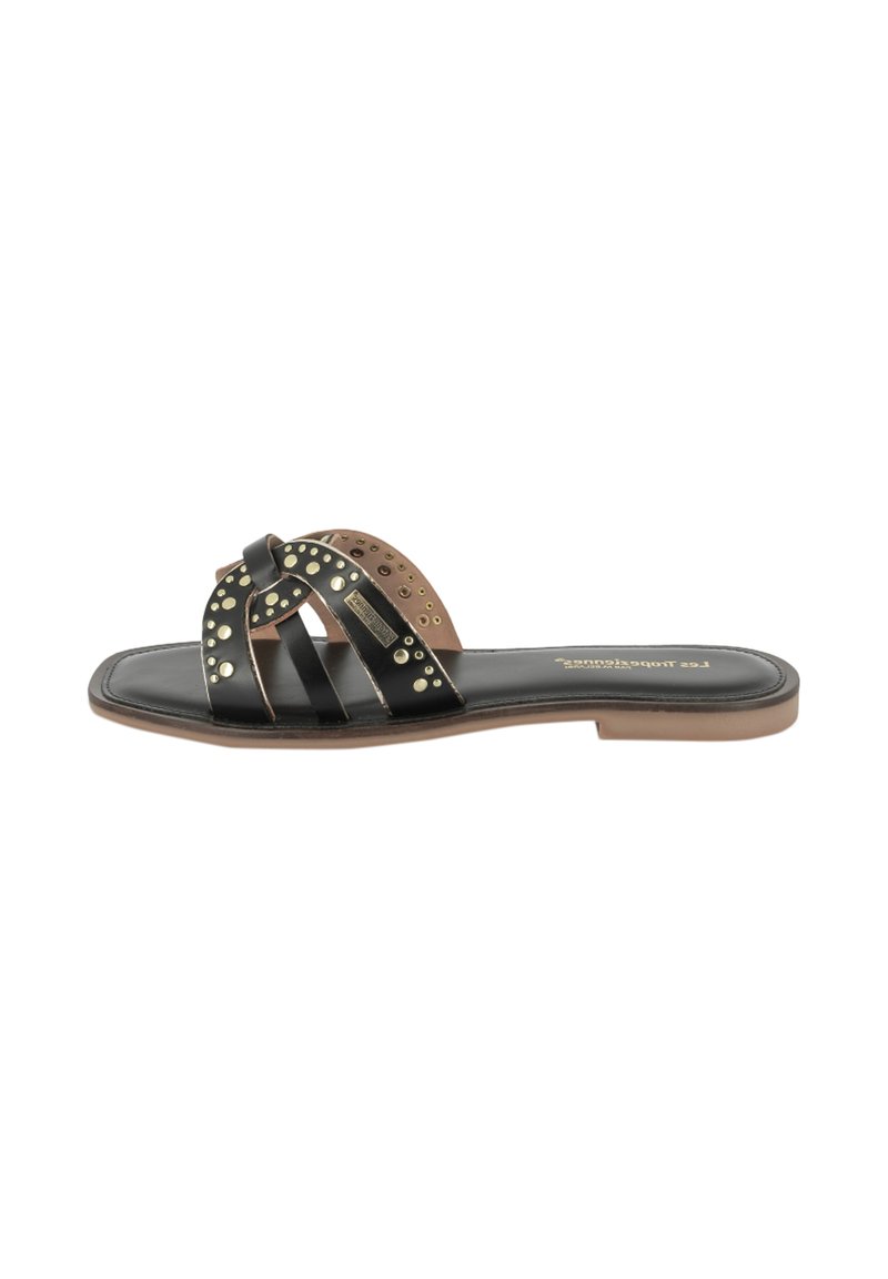 Infradito in pelle nera con accento color cuoio, caratterizzati da cinturini incrociati ornati con borchie dorate e una soletta texturizzata. Design con suola piatta.