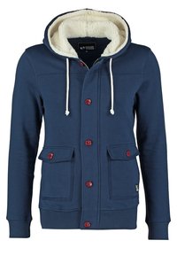 Sudadera con capucha azul marino con cuello forrado de forro polar, botones rojos y dos bolsillos delanteros. Textura exterior suave con puños acanalados.