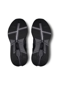 Schwarze Sportschuhsohlen mit einer strukturierten Gumm Oberfläche, die mit einem Muster aus Rillen und Erhebungen für besseren Halt versehen sind, markiert mit dem Markenlogo.