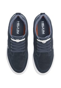Mornarske plave nubuk tenisice s bijelim vezicama i bijelim gumennim potplatom. Unutrašnjost sivo obložena, s brendom "HELUM ELEMENT INSoles".