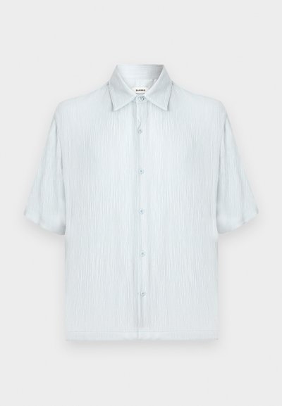 Ανδρικό πουκάμισο ανοιχτού μπλε με κοντά μανίκια, υφασμένο ύφασμα, κλασικό γιακά και κουμπώματα μπροστά σε μονόχρωμο φόντο.