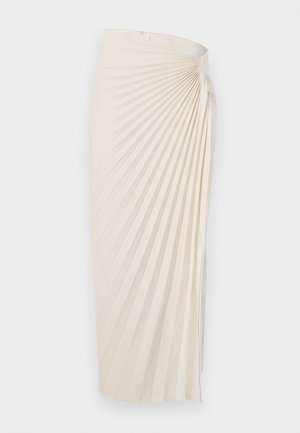 Jupe longue crème plissée avec un détail froncé à la taille, créant un motif en éventail qui s'étend vers le bas.
