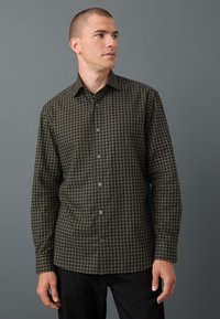 Camicia a maniche lunghe a quadri verde scuro e nero. Realizzata in tessuto leggero, presenta una chiusura frontale con bottoni e un colletto, con polsini standard.