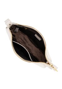 Borsa a tracolla bianca in pelle aperta con cerniera dorata, che mostra un rivestimento interno marrone scuro e diverse tasche interne.