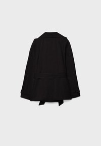 Giacca nera a maniche lunghe con colletto, polsini con bottoni, passanti per cintura e design posteriore a strati, vista posteriore su uno sfondo chiaro.