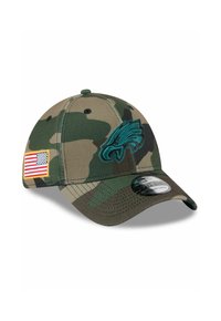 Casquette de baseball camouflage avec un logo d'aigle brodé en teal, écusson du drapeau américain, et une visière courbée. Fabriquée en matériau en mélange de coton.