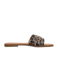 Leopardmønstrede slidesandaler med en blød suedeoverdel, flad brun sål, dekorative øjer og et tekstureret bånd over foden.