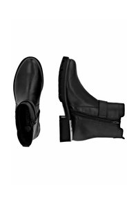 Botas de cuero negro hasta el tobillo con cremallera lateral, puntera redonda, suela texturizada y un tacón pequeño. Ajuste ceñido con mínimos acentos decorativos.
