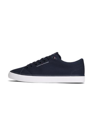 Baskets basses noires avec semelle blanche, lacets noirs et logo Tommy Hilfiger sur le côté et la languette.